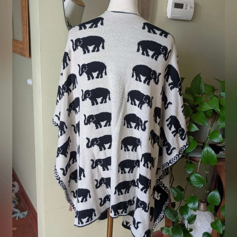 Black & Cream Elephant Pattern Boho Aztec Reversible Knit Sweater Wrap - Picture 11 of 16